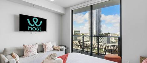 Iron/ironing board, WiFi, bed sheets