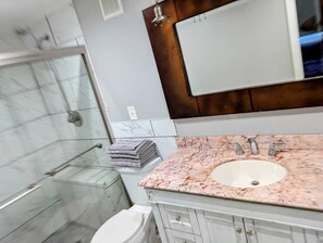 Toallas, jabón, papel de baño 