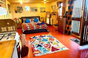 1 bedroom, iron/ironing board, WiFi, bed sheets - Riverbank Retreat- a wonderful self contained cabin on the river, by the sea. (Shoreham-by-Sea)