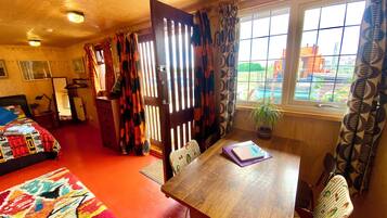 1 habitación, tabla de planchar con plancha, wifi y ropa de cama