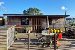 Outdoor dining - Riverbank Retreat- a wonderful self contained cabin on the river, by the sea. (Shoreham-by-Sea)