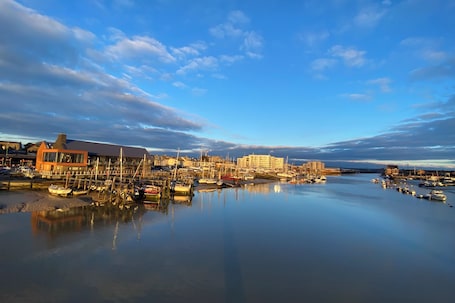 Marina. Riverbank Retreat- a wonderful self contained cabin on the river, by the sea.