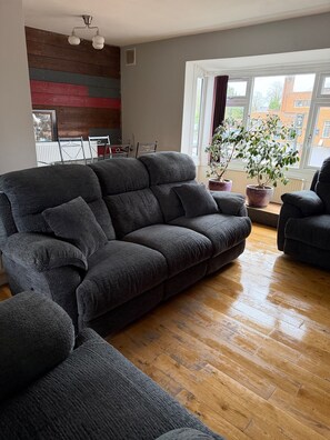 Living area - Charming Birmingham 3 Bedroom Apartment (Birmingham)