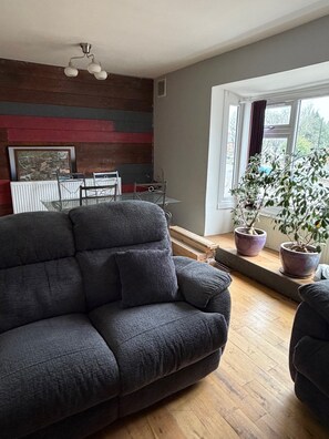 Living area - Charming Birmingham 3 Bedroom Apartment (Birmingham)