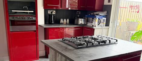 Een koelkast, een microgolfoven, een oven, een kookplaat