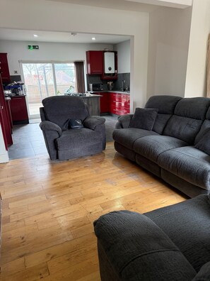 Living area - Charming Birmingham 3 Bedroom Apartment (Birmingham)
