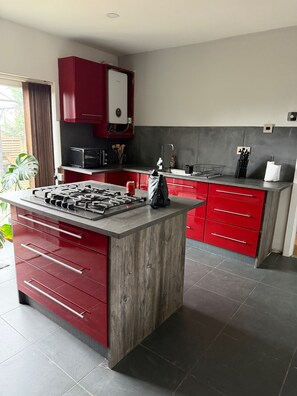 Refrigerador, microondas, horno, placa de cocina