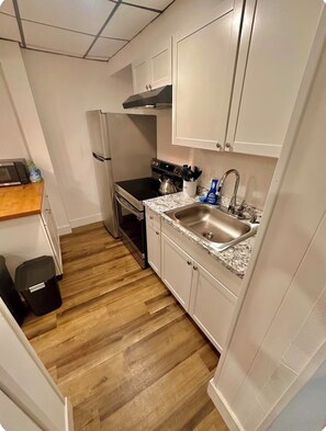 Mikroaaltouuni, uuni, liesi, kahvin-/teenkeitin