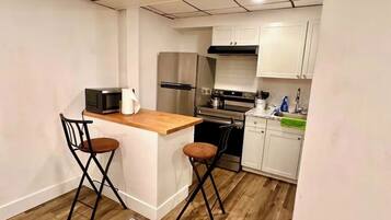 Mikroaaltouuni, uuni, liesi, kahvin-/teenkeitin