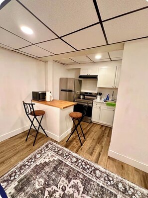 Mikroaaltouuni, uuni, liesi, kahvin-/teenkeitin