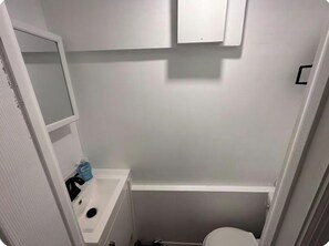 Hiustenkuivaaja, pyyhkeet, saippua, sampoo