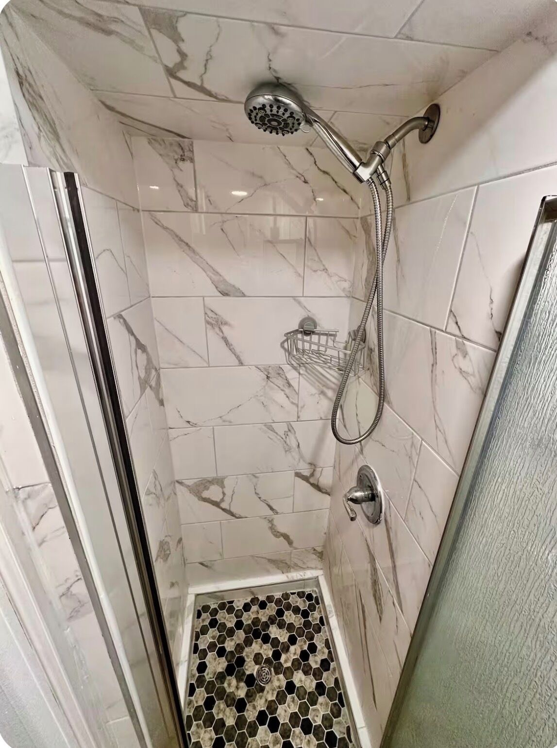 Séchoir à cheveux, savon, papier de toilette