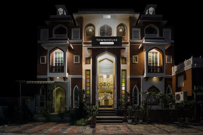 Elite Stays Near Mansarovar Metro Station