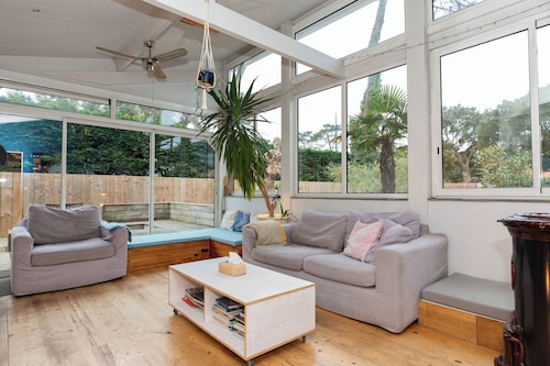 Large, cosy landifornia-style house for 3 to 4 families, 400 m from the beach