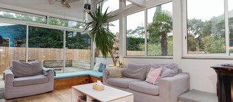 Large, cosy landifornia-style house for 3 to 4 families, 400 m from the beach