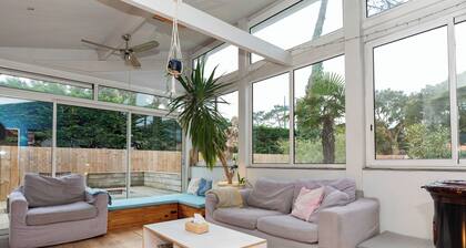 Large, cosy landifornia-style house for 3 to 4 families, 400 m from the beach