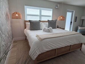 1 bedroom, WiFi, bed sheets - Updated Studio in Boutique Mid-Century Building (Fort Lauderdale)