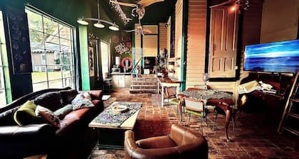 Downtown Duplex in Walking district. Short walk to beaches, restaurants, casinos