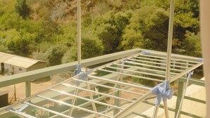 A balcony with a metal drying rack and a view of a hillside with trees. - Fully equipped apartment for 6 - Relax and enjoy Viña del Mar (Viña del Mar)