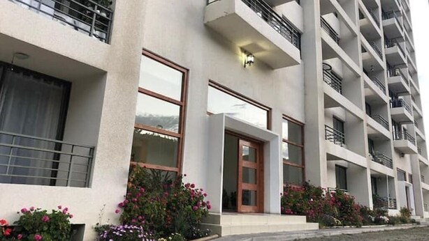 A multi-story hotel with balconies, large windows, and flower boxes. - Fully equipped apartment for 6 - Relax and enjoy Viña del Mar (Viña del Mar)