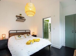 2 habitaciones, tabla de planchar con plancha, wifi y ropa de cama 