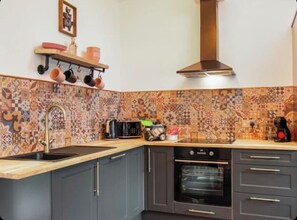 Private kitchen - Diesel's Desirable Den - Luxury rural 2 bed cottage, peaceful walks and stays UK (Maidstone)
