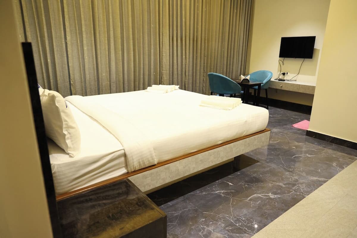 Deluxe Studio Suite | In-room safe, desk, laptop workspace, iron/ironing board