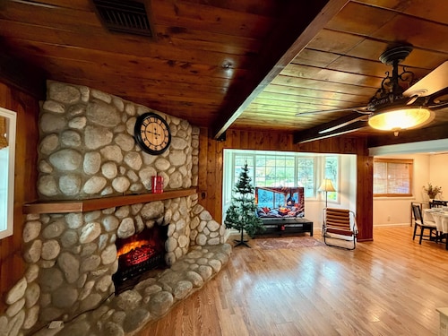 Cozy Cabin Style 3 Bedroom, 2 Bathroom Guesthouse