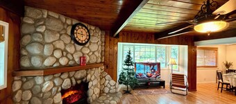 Cozy Cabin Style 3 Bedroom, 2 Bathroom Guesthouse