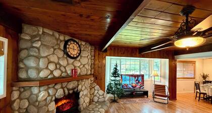 Cozy Cabin Style 3 Bedroom, 2 Bathroom Guesthouse