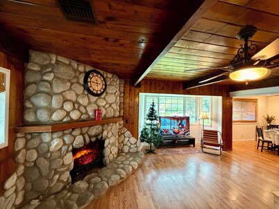 Cozy Cabin Style 3 Bedroom, 2 Bathroom Guesthouse