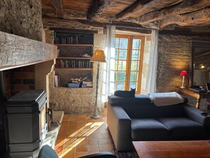 Smart TV, fireplace, DVD player, table football - Charming stone house in Périgord • Peaceful • Garden • 8 guests (Coulaures)