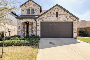 Exterior - Wonderful 4-bedroom house with AC in tranquil Houston neighborhood (Houston)