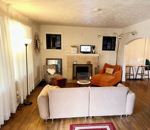 Smart TV, stereo - Charming Cozy Brick Bungalow in the heart of St. Louis (St. Louis)