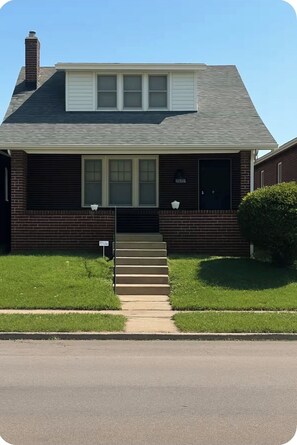 Exterior - Charming Cozy Brick Bungalow in the heart of St. Louis (St. Louis)