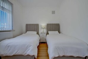 2 dormitorios, tabla de planchar con plancha, wifi gratis y ropa de cama