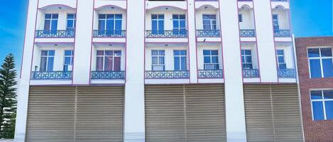 Un edificio de varios pisos con un letrero que dice
