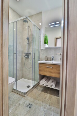 Shower, hair dryer, towels, soap - Apartments Seventy Seven - A1  (1 bedroom, 2+2), Mountain View, Pet Friendly (Kranjska Gora)