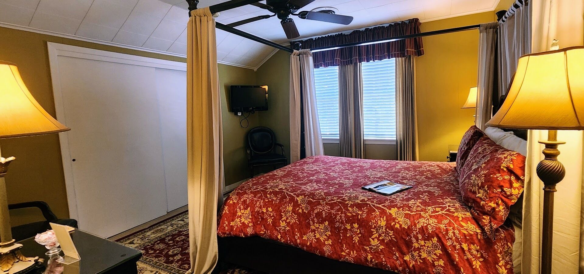 Deluxe Suite, 2 Bedrooms, Private Bathroom | Blackout drapes, iron/ironing board, free WiFi