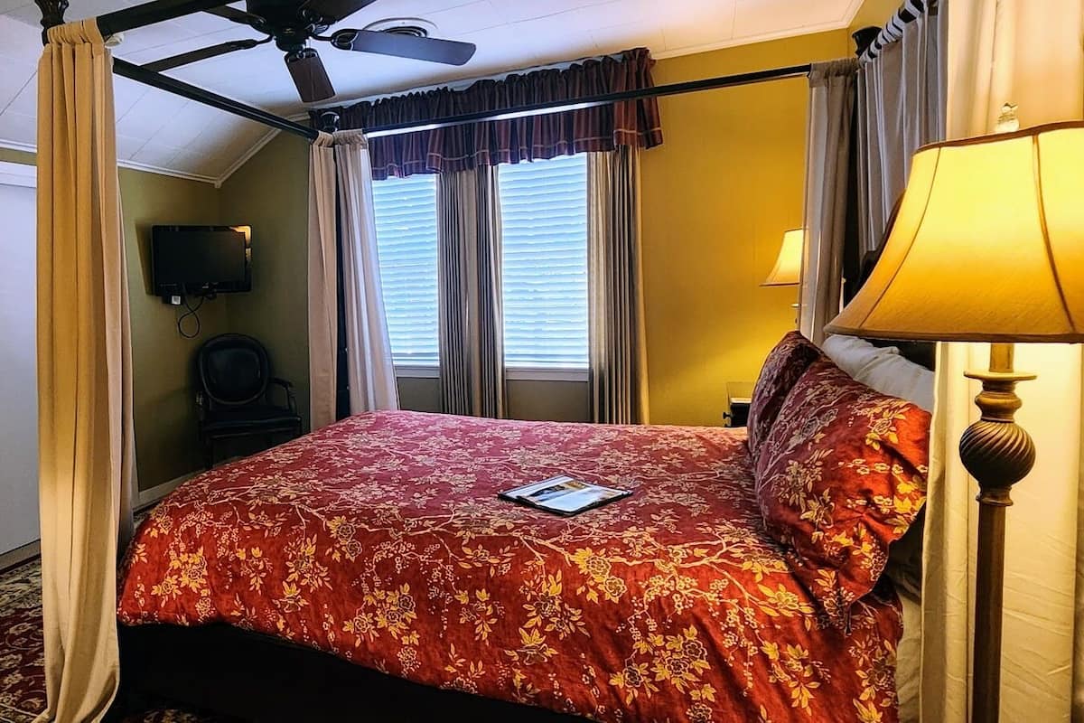 Deluxe Suite, 2 Bedrooms, Private Bathroom | Blackout drapes, iron/ironing board, free WiFi