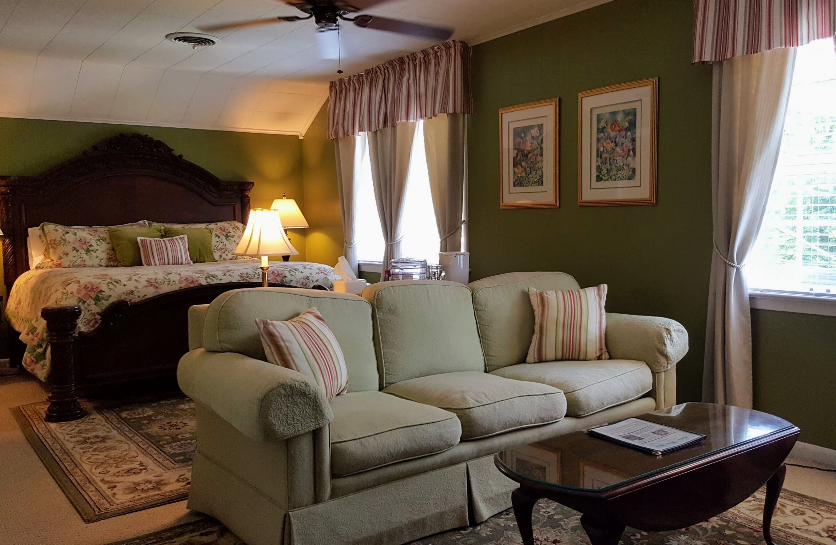 Deluxe Studio Suite, 1 King Bed, Private Bathroom | Blackout drapes, iron/ironing board, free WiFi