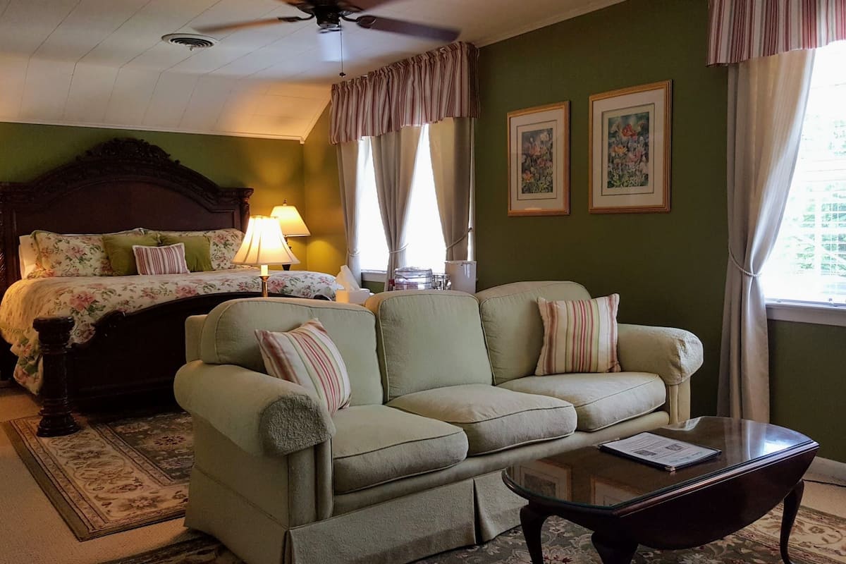 Deluxe Studio Suite, 1 King Bed, Private Bathroom | Blackout drapes, iron/ironing board, free WiFi