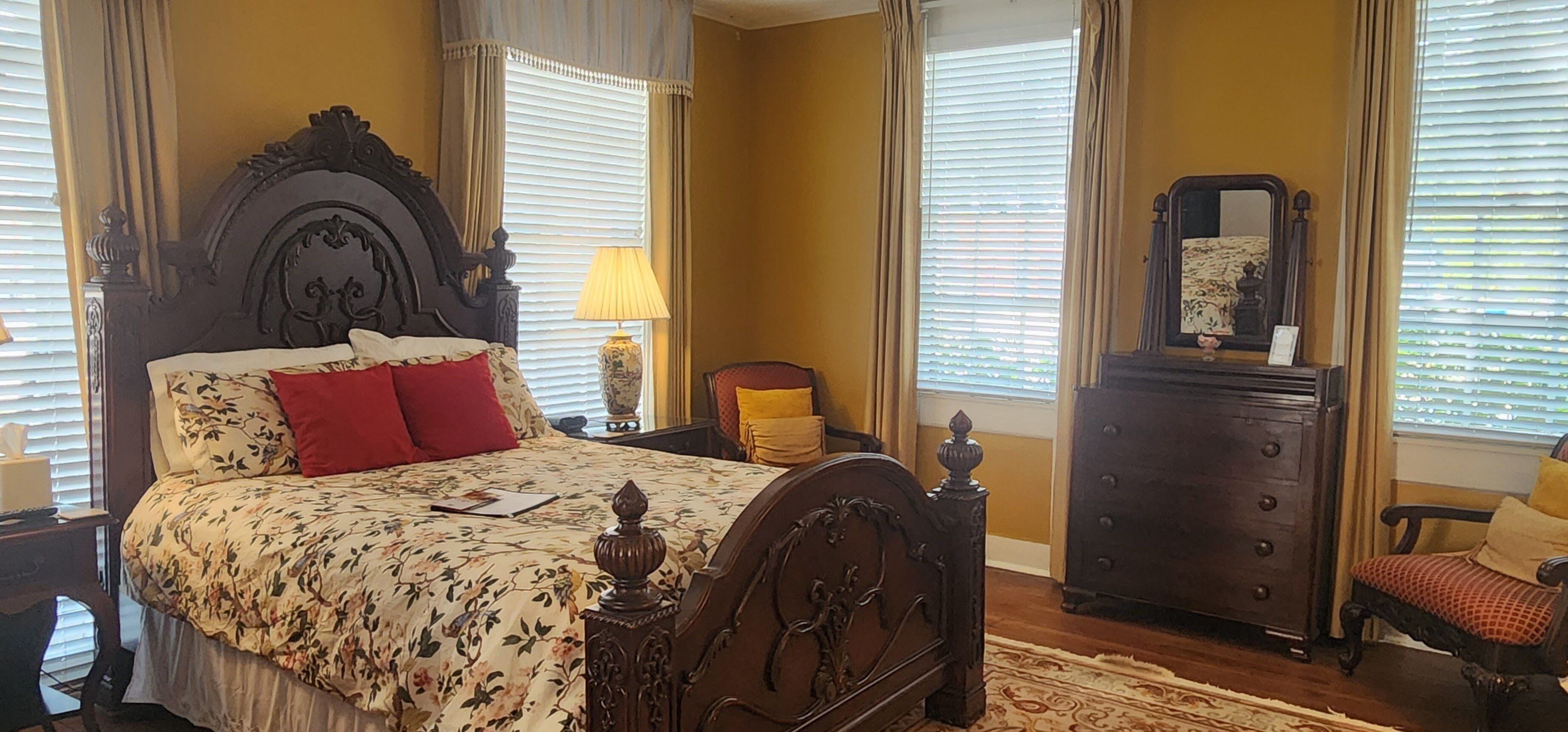 Deluxe Single Room, 1 Queen Bed, Ground Floor | Blackout drapes, iron/ironing board, free WiFi