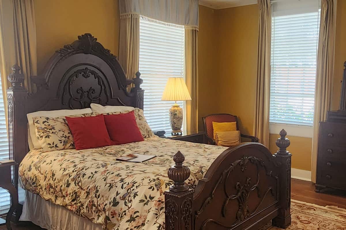 Deluxe Single Room, 1 Queen Bed, Ground Floor | Blackout drapes, iron/ironing board, free WiFi