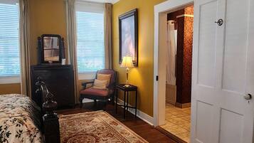 Deluxe Single Room, 1 Queen Bed, Ground Floor | Individually decorated, individually furnished, blackout curtains