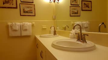 Superior-Suite, mit Bad (Tucker Suite ) | Badezimmer | Haartrockner, Handtücher, Seife, Shampoo