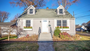 Talo, patio, näköala puutarhaan | Ulkopuoli