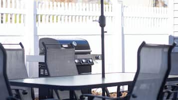 Talo, patio, näköala puutarhaan | Ulkoruokailutilat