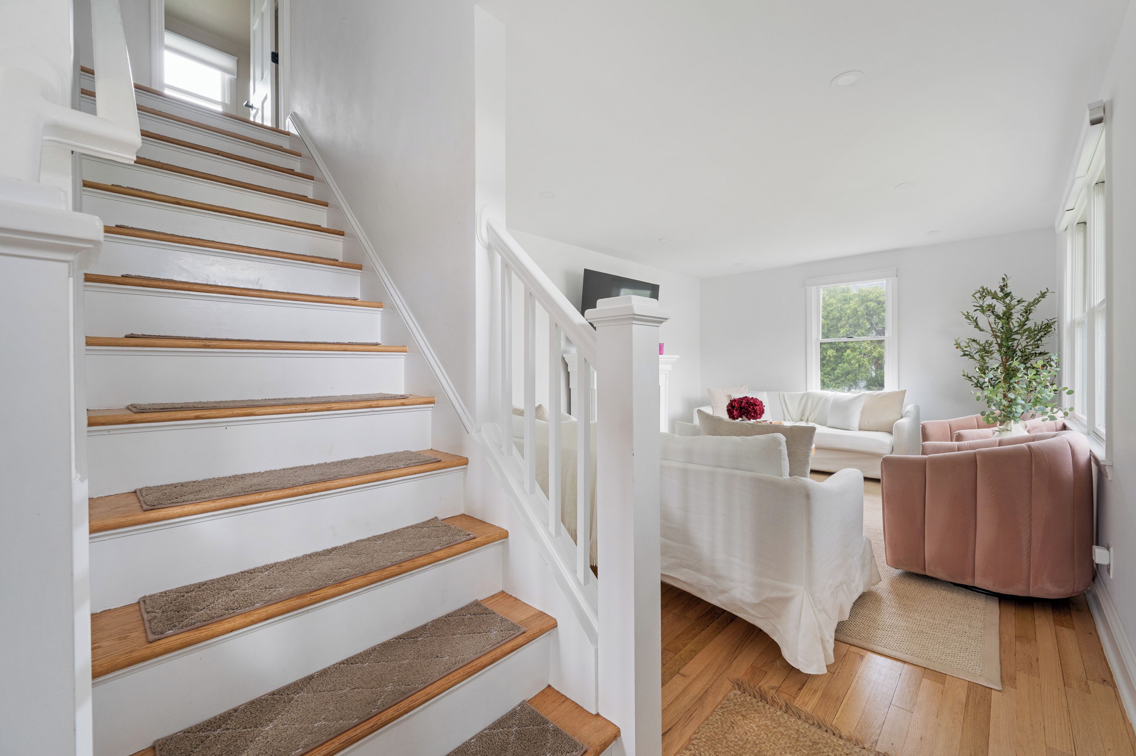 Maison, patio, vue sur le jardin | Aire de séjour | Foyer, livres