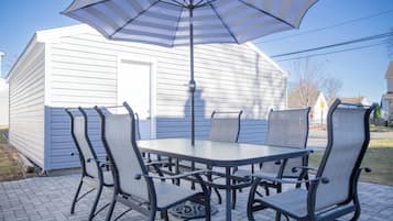 Talo, patio, näköala puutarhaan | Ulkoruokailutilat